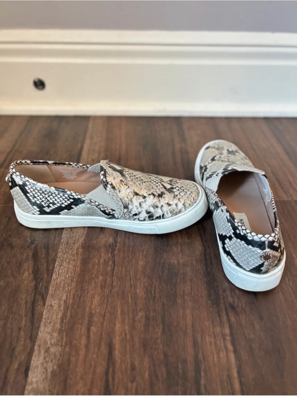 Slip-On Snake Print Women’s Casual Sneakers - White/Black